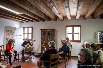 Corno di Rosazzo, 22-10-2021 - JAZZ&WINE OF PEACE 2021 - Circolo Culturale  Controtempo - Villa Nachini Cabassi - Jazz& Taste - Tasting Academy dei Colli Orientali del Friuli  - 2GEMO - Roberto Gemo: guitar;
Adelaide Gemo: guitar, soprano guitar - Foto © 2021 Alice BL Durigatto / Phocus Agency
