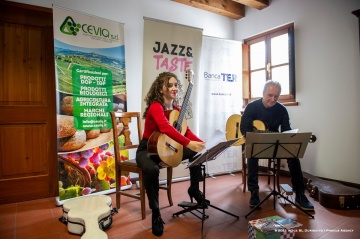 Corno di Rosazzo, 22-10-2021 - JAZZ&WINE OF PEACE 2021 - Circolo Culturale  Controtempo - Villa Nachini Cabassi - Jazz& Taste - Tasting Academy dei Colli Orientali del Friuli  - 2GEMO - Roberto Gemo: guitar;
Adelaide Gemo: guitar, soprano guitar - Foto © 2021 Alice BL Durigatto / Phocus Agency