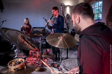 ANAiS DRAGO “Relevé” Anais Drago: violin, electronics - Federico Calcagno: clarinets - Max Trabucco: drums