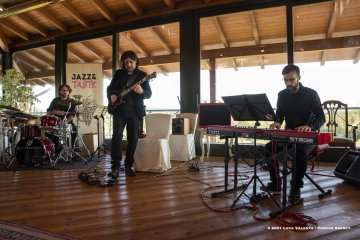 Mariano del Friuli, 23-10-2021 - JAZZ&WINE OF PEACE 2021 - Circolo Culturale  Controtempo - Jazz&Taste - Eduardo Contizanetti “Urbantango” - Eduardo Contizanetti:guitar; Alessandro Scolz:keyboards; Pietro Sponton:drums  - Foto © 2021 Luca Valenta / Phocus Agency