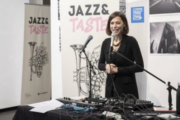 Cormons, 22-10-2021 - JAZZ&WINE OF PEACE 2021 - Circolo Culturale  Controtempo -  Enoteca di Cormons - Jazz&Taste - I Colori del Jazz / Colors of Jazz: rosso - ELSA MARTIN - Elsa Martin: voice, live electronics - Foto © 2021 Luca Valenta / Phocus Agency