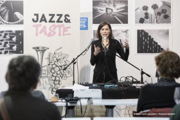 Cormons, 22-10-2021 - JAZZ&WINE OF PEACE 2021 - Circolo Culturale  Controtempo -  Enoteca di Cormons - Jazz&Taste - I Colori del Jazz / Colors of Jazz: rosso - ELSA MARTIN - Elsa Martin: voice, live electronics - Foto © 2021 Luca Valenta / Phocus Agency