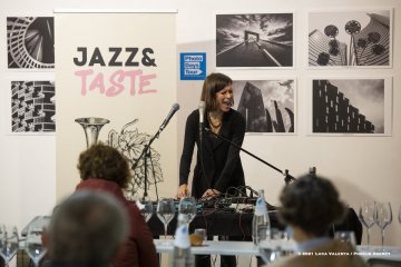 Cormons, 22-10-2021 - JAZZ&WINE OF PEACE 2021 - Circolo Culturale  Controtempo -  Enoteca di Cormons - Jazz&Taste - I Colori del Jazz / Colors of Jazz: rosso - ELSA MARTIN - Elsa Martin: voice, live electronics - Foto © 2021 Luca Valenta / Phocus Agency