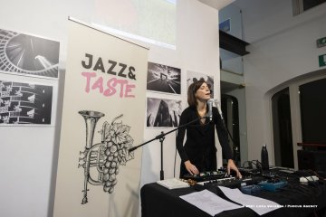 Cormons, 22-10-2021 - JAZZ&WINE OF PEACE 2021 - Circolo Culturale  Controtempo -  Enoteca di Cormons - Jazz&Taste - I Colori del Jazz / Colors of Jazz: rosso - ELSA MARTIN - Elsa Martin: voice, live electronics - Foto © 2021 Luca Valenta / Phocus Agency