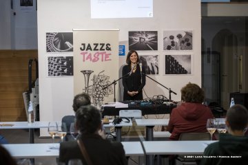 Cormons, 22-10-2021 - JAZZ&WINE OF PEACE 2021 - Circolo Culturale  Controtempo -  Enoteca di Cormons - Jazz&Taste - I Colori del Jazz / Colors of Jazz: rosso - ELSA MARTIN - Elsa Martin: voice, live electronics - Foto © 2021 Luca Valenta / Phocus Agency