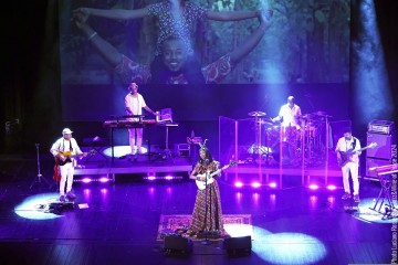 Fatoumata Diawara, voce - Juan Finger, bass - Jurandir Santana, guitar - Fernando Tejero, keys - Willy Ombe, drums