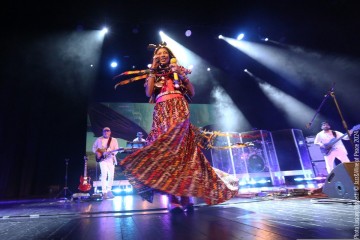 Fatoumata Diawara, voce - Juan Finger, bass - Jurandir Santana, guitar - Fernando Tejero, keys - Willy Ombe, drums