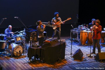 Sacile, 22/05/2021 - Controtempo - Teatro Zancanaro - Il Volo del Jazz - GIANLUCA PETRELLA “Cosmic Renaissance” - Gianluca Petrella: trombone, laptop, moog, effetti - Mirco Rubegni: tromba - Blake Franchetto: basso - Federico Scettri: batteria, laptop25 - Simone Padovani: percussioni - Foto Luca A. d’Agostino / Phocus Agency © 2021
