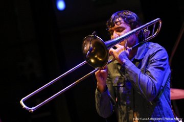 Sacile, 22/05/2021 - Controtempo - Teatro Zancanaro - Il Volo del Jazz - GIANLUCA PETRELLA “Cosmic Renaissance” - Gianluca Petrella: trombone, laptop, moog, effetti - Mirco Rubegni: tromba - Blake Franchetto: basso - Federico Scettri: batteria, laptop25 - Simone Padovani: percussioni - Foto Luca A. d’Agostino / Phocus Agency © 2021