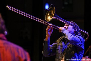 Sacile, 22/05/2021 - Controtempo - Teatro Zancanaro - Il Volo del Jazz - GIANLUCA PETRELLA “Cosmic Renaissance” - Gianluca Petrella: trombone, laptop, moog, effetti - Mirco Rubegni: tromba - Blake Franchetto: basso - Federico Scettri: batteria, laptop25 - Simone Padovani: percussioni - Foto Luca A. d’Agostino / Phocus Agency © 2021