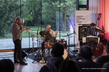 Lucinico, 24-10-2021 - JAZZ&WINE OF PEACE 2021 - Circolo Culturale  Controtempo  - Villa Attems Cernozza de Postcastro - HUMAIR, BLASER, KÄNZIG “HELVETICUS” - Daniel Humair: drums;
Samuel Blaser: trombone;
Heiri Känzig: double bass - Foto © 2021 Luca d’Agostino / Phocus Agency