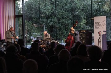 Lucinico, 24-10-2021 - JAZZ&WINE OF PEACE 2021 - Circolo Culturale  Controtempo  - Villa Attems Cernozza de Postcastro - HUMAIR, BLASER, KÄNZIG “HELVETICUS” - Daniel Humair: drums;
Samuel Blaser: trombone;
Heiri Känzig: double bass - Foto © 2021 Luca d’Agostino / Phocus Agency