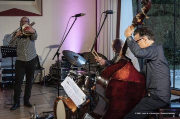 Lucinico, 24-10-2021 - JAZZ&WINE OF PEACE 2021 - Circolo Culturale  Controtempo  - Villa Attems Cernozza de Postcastro - HUMAIR, BLASER, KÄNZIG “HELVETICUS” - Daniel Humair: drums;
Samuel Blaser: trombone;
Heiri Känzig: double bass - Foto © 2021 Luca d’Agostino / Phocus Agency