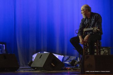 Gorizia, 23-10-2021 - JAZZ&WINE OF PEACE 2021 - Circolo Culturale  Controtempo - Teatro Comunale Giuseppe Verdi - JOHN SCOFIELD & DAVE HOLLAND DUO - John Scofield: guitar;
Dave Holland: double bass - Foto © 2021 Luciano Rossetti / Phocus Agency