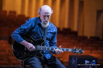 Gorizia, 23-10-2021 - JAZZ&WINE OF PEACE 2021 - Circolo Culturale  Controtempo - Teatro Comunale Giuseppe Verdi - JOHN SCOFIELD & DAVE HOLLAND DUO - John Scofield: guitar;
Dave Holland: double bass - Foto © 2021 Luca d’Agostino / Phocus Agency