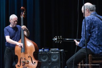 Gorizia, 23-10-2021 - JAZZ&WINE OF PEACE 2021 - Circolo Culturale  Controtempo - Teatro Comunale Giuseppe Verdi - JOHN SCOFIELD & DAVE HOLLAND DUO - John Scofield: guitar;
Dave Holland: double bass - Foto © 2021 Luciano Rossetti / Phocus Agency