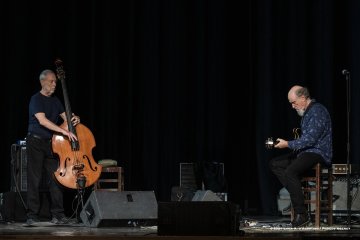 Gorizia, 23-10-2021 - JAZZ&WINE OF PEACE 2021 - Circolo Culturale  Controtempo - Teatro Comunale Giuseppe Verdi - JOHN SCOFIELD & DAVE HOLLAND DUO - John Scofield: guitar;
Dave Holland: double bass - Foto © 2021 Luca d’Agostino / Phocus Agency