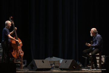 Gorizia, 23-10-2021 - JAZZ&WINE OF PEACE 2021 - Circolo Culturale  Controtempo - Teatro Comunale Giuseppe Verdi - JOHN SCOFIELD & DAVE HOLLAND DUO - John Scofield: guitar;
Dave Holland: double bass - Foto © 2021 Luca d’Agostino / Phocus Agency