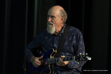 Gorizia, 23-10-2021 - JAZZ&WINE OF PEACE 2021 - Circolo Culturale  Controtempo - Teatro Comunale Giuseppe Verdi - JOHN SCOFIELD & DAVE HOLLAND DUO - John Scofield: guitar;
Dave Holland: double bass - Foto © 2021 Luca d’Agostino / Phocus Agency