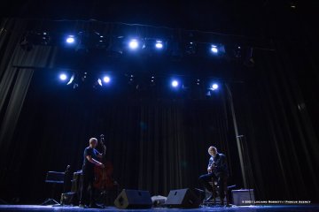 Gorizia, 23-10-2021 - JAZZ&WINE OF PEACE 2021 - Circolo Culturale  Controtempo - Teatro Comunale Giuseppe Verdi - JOHN SCOFIELD & DAVE HOLLAND DUO - John Scofield: guitar;
Dave Holland: double bass - Foto © 2021 Luciano Rossetti / Phocus Agency