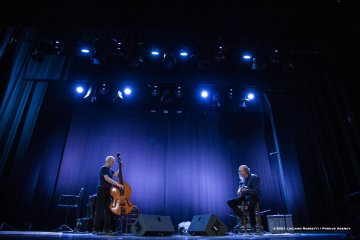Gorizia, 23-10-2021 - JAZZ&WINE OF PEACE 2021 - Circolo Culturale  Controtempo - Teatro Comunale Giuseppe Verdi - JOHN SCOFIELD & DAVE HOLLAND DUO - John Scofield: guitar;
Dave Holland: double bass - Foto © 2021 Luciano Rossetti / Phocus Agency