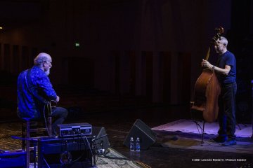 Gorizia, 23-10-2021 - JAZZ&WINE OF PEACE 2021 - Circolo Culturale  Controtempo - Teatro Comunale Giuseppe Verdi - JOHN SCOFIELD & DAVE HOLLAND DUO - John Scofield: guitar;
Dave Holland: double bass - Foto © 2021 Luciano Rossetti / Phocus Agency
