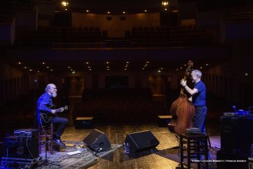 Gorizia, 23-10-2021 - JAZZ&WINE OF PEACE 2021 - Circolo Culturale  Controtempo - Teatro Comunale Giuseppe Verdi - JOHN SCOFIELD & DAVE HOLLAND DUO - John Scofield: guitar;
Dave Holland: double bass - Foto © 2021 Luciano Rossetti / Phocus Agency