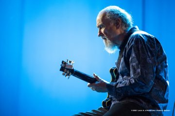 Gorizia, 23-10-2021 - JAZZ&WINE OF PEACE 2021 - Circolo Culturale  Controtempo - Teatro Comunale Giuseppe Verdi - JOHN SCOFIELD & DAVE HOLLAND DUO - John Scofield: guitar;
Dave Holland: double bass - Foto © 2021 Luca d’Agostino / Phocus Agency
