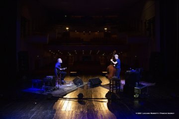 Gorizia, 23-10-2021 - JAZZ&WINE OF PEACE 2021 - Circolo Culturale  Controtempo - Teatro Comunale Giuseppe Verdi - JOHN SCOFIELD & DAVE HOLLAND DUO - John Scofield: guitar;
Dave Holland: double bass - Foto © 2021 Luciano Rossetti / Phocus Agency
