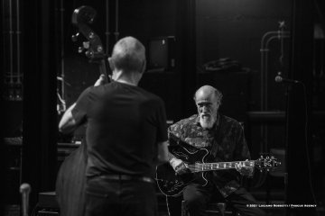 Gorizia, 23-10-2021 - JAZZ&WINE OF PEACE 2021 - Circolo Culturale  Controtempo - Teatro Comunale Giuseppe Verdi - JOHN SCOFIELD & DAVE HOLLAND DUO - John Scofield: guitar;
Dave Holland: double bass - Foto © 2021 Luciano Rossetti / Phocus Agency