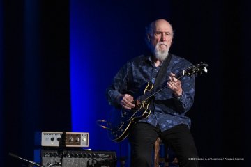 Gorizia, 23-10-2021 - JAZZ&WINE OF PEACE 2021 - Circolo Culturale  Controtempo - Teatro Comunale Giuseppe Verdi - JOHN SCOFIELD & DAVE HOLLAND DUO - John Scofield: guitar;
Dave Holland: double bass - Foto © 2021 Luca d’Agostino / Phocus Agency