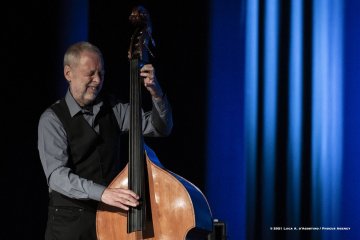 Gorizia, 23-10-2021 - JAZZ&WINE OF PEACE 2021 - Circolo Culturale  Controtempo - Teatro Comunale Giuseppe Verdi - JOHN SCOFIELD & DAVE HOLLAND DUO - John Scofield: guitar;
Dave Holland: double bass - Foto © 2021 Luca d’Agostino / Phocus Agency