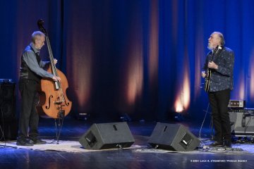 Gorizia, 23-10-2021 - JAZZ&WINE OF PEACE 2021 - Circolo Culturale  Controtempo - Teatro Comunale Giuseppe Verdi - JOHN SCOFIELD & DAVE HOLLAND DUO - John Scofield: guitar;
Dave Holland: double bass - Foto © 2021 Luca d’Agostino / Phocus Agency