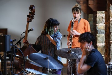 Louise Knobil: bass, voice - Chloé Marsigny: bass clarinet, effects - Vincent Andreae: drums