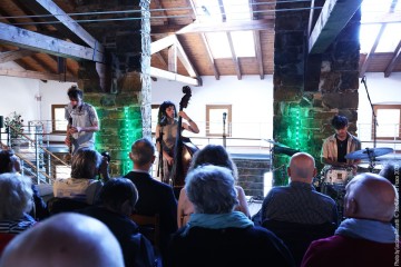 Louise Knobil: bass, voice - Chloé Marsigny: bass clarinet, effects - Vincent Andreae: drums