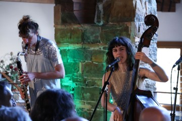 Louise Knobil: bass, voice - Chloé Marsigny: bass clarinet, effects - Vincent Andreae: drums