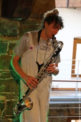 Louise Knobil: bass, voice - Chloé Marsigny: bass clarinet, effects - Vincent Andreae: drums