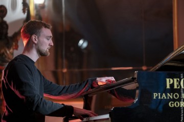 Ana Čop: voice - Thilo Seevers: piano - Jaka Arh: sound processing, electronics