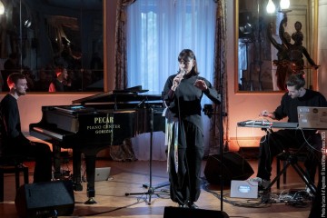 Ana Čop: voice - Thilo Seevers: piano - Jaka Arh: sound processing, electronics