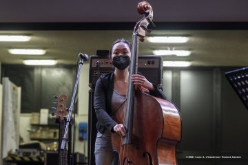 Cormons, 22-10-2021 - JAZZ&WINE OF PEACE 2021 - Circolo Culturale  Controtempo -  Teatro Comunale di Cormons - LINDA MAY HAN OH 4tet - Linda May Han Oh: acoustic and electric bass – Fabian Almazan: piano, electronics - Greg Ward: alto sax – Ziv Ravitz: drums - Foto © 2021 Luca d’Agostino / Phocus Agency