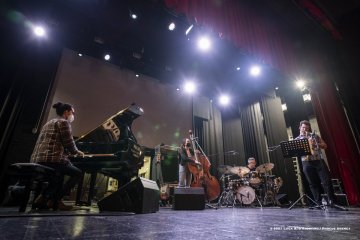 Cormons, 22-10-2021 - JAZZ&WINE OF PEACE 2021 - Circolo Culturale  Controtempo -  Teatro Comunale di Cormons - LINDA MAY HAN OH 4tet - Linda May Han Oh: acoustic and electric bass – Fabian Almazan: piano, electronics - Greg Ward: alto sax – Ziv Ravitz: drums - Foto © 2021 Luca d’Agostino / Phocus Agency