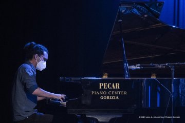 Cormons, 22-10-2021 - JAZZ&WINE OF PEACE 2021 - Circolo Culturale  Controtempo -  Teatro Comunale di Cormons - LINDA MAY HAN OH 4tet - Linda May Han Oh: acoustic and electric bass – Fabian Almazan: piano, electronics - Greg Ward: alto sax – Ziv Ravitz: drums - Foto © 2021 Luca d’Agostino / Phocus Agency