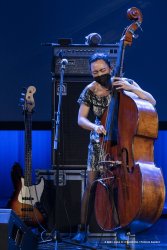 Cormons, 22-10-2021 - JAZZ&WINE OF PEACE 2021 - Circolo Culturale  Controtempo -  Teatro Comunale di Cormons - LINDA MAY HAN OH 4tet - Linda May Han Oh: acoustic and electric bass – Fabian Almazan: piano, electronics - Greg Ward: alto sax – Ziv Ravitz: drums - Foto © 2021 Luca d’Agostino / Phocus Agency