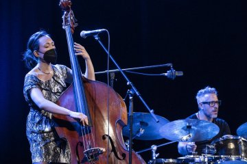 Cormons, 22-10-2021 - JAZZ&WINE OF PEACE 2021 - Circolo Culturale  Controtempo -  Teatro Comunale di Cormons - LINDA MAY HAN OH 4tet - Linda May Han Oh: acoustic and electric bass – Fabian Almazan: piano, electronics - Greg Ward: alto sax – Ziv Ravitz: drums - Foto © 2021 Luca d’Agostino / Phocus Agency