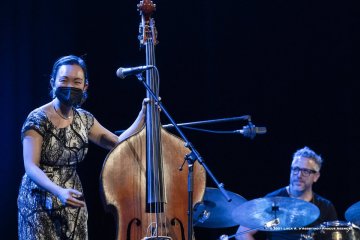 Cormons, 22-10-2021 - JAZZ&WINE OF PEACE 2021 - Circolo Culturale  Controtempo -  Teatro Comunale di Cormons - LINDA MAY HAN OH 4tet - Linda May Han Oh: acoustic and electric bass – Fabian Almazan: piano, electronics - Greg Ward: alto sax – Ziv Ravitz: drums - Foto © 2021 Luca d’Agostino / Phocus Agency