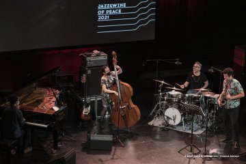 Cormons, 22-10-2021 - JAZZ&WINE OF PEACE 2021 - Circolo Culturale  Controtempo -  Teatro Comunale di Cormons - LINDA MAY HAN OH 4tet - Linda May Han Oh: acoustic and electric bass – Fabian Almazan: piano, electronics - Greg Ward: alto sax – Ziv Ravitz: drums - Foto © 2021 Luca d’Agostino / Phocus Agency