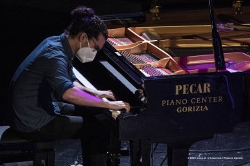 Cormons, 22-10-2021 - JAZZ&WINE OF PEACE 2021 - Circolo Culturale  Controtempo -  Teatro Comunale di Cormons - LINDA MAY HAN OH 4tet - Linda May Han Oh: acoustic and electric bass – Fabian Almazan: piano, electronics - Greg Ward: alto sax – Ziv Ravitz: drums - Foto © 2021 Luca d’Agostino / Phocus Agency