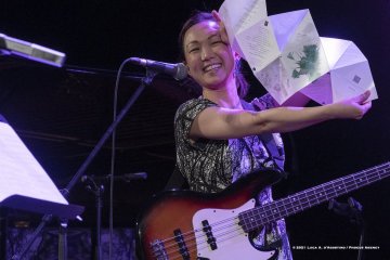 Cormons, 22-10-2021 - JAZZ&WINE OF PEACE 2021 - Circolo Culturale  Controtempo -  Teatro Comunale di Cormons - LINDA MAY HAN OH 4tet - Linda May Han Oh: acoustic and electric bass – Fabian Almazan: piano, electronics - Greg Ward: alto sax – Ziv Ravitz: drums - Foto © 2021 Luca d’Agostino / Phocus Agency