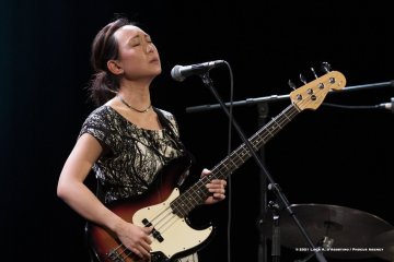 Cormons, 22-10-2021 - JAZZ&WINE OF PEACE 2021 - Circolo Culturale  Controtempo -  Teatro Comunale di Cormons - LINDA MAY HAN OH 4tet - Linda May Han Oh: acoustic and electric bass – Fabian Almazan: piano, electronics - Greg Ward: alto sax – Ziv Ravitz: drums - Foto © 2021 Luca d’Agostino / Phocus Agency
