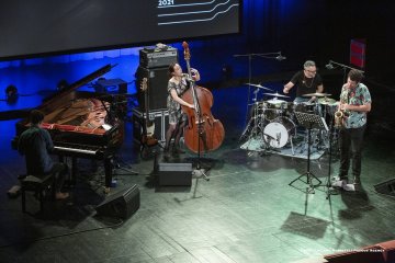 Cormons, 22-10-2021 - JAZZ&WINE OF PEACE 2021 - Circolo Culturale  Controtempo -  Teatro Comunale di Cormons - LINDA MAY HAN OH 4tet - Linda May Han Oh: acoustic and electric bass – Fabian Almazan: piano, electronics - Greg Ward: alto sax – Ziv Ravitz: drums - Foto © 2021 Luciano Rossetti / Phocus Agency